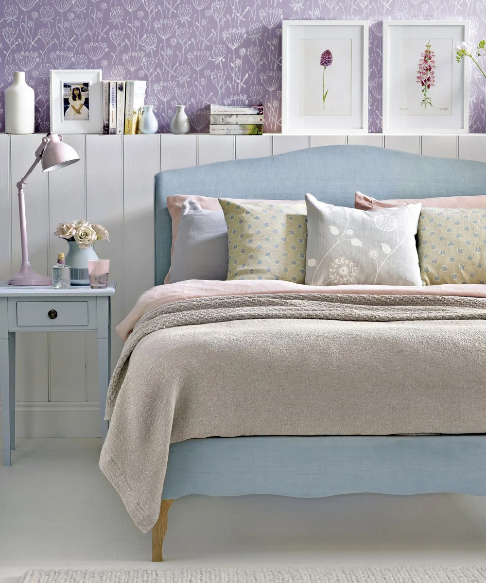Lavender Floral Wallpaper Sets a Romantic Backdrop