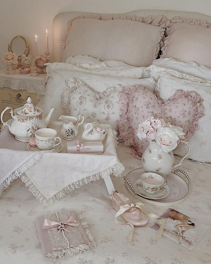 Vintage floral tea set arrangement from @lavaniagomez with blush ribbons and cream bedding creating romantic feminine atmosphere.