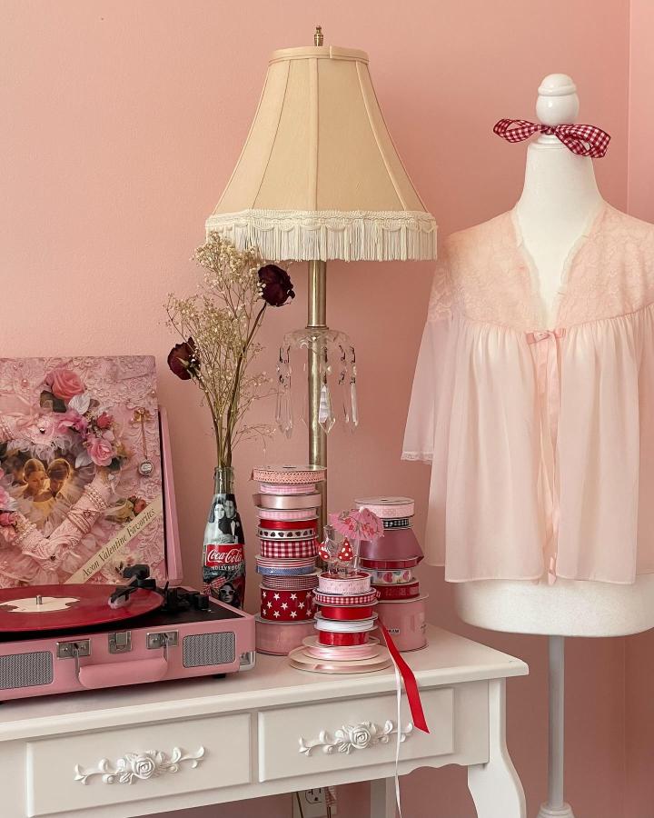 Cream fabric table lamp with fringe trim from @thefashionaries showcasing vintage coquette bedroom decor ideas styling