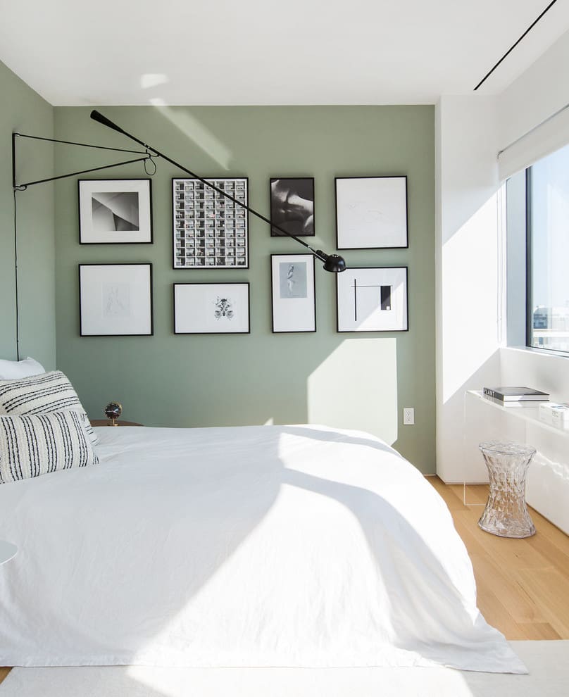 Art Gallery Wall With an Articulated Lamp