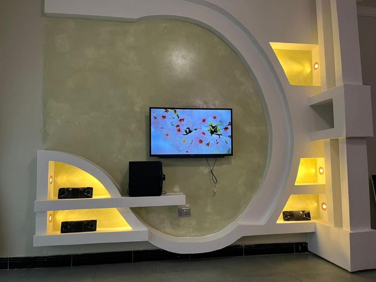 Asymmetrical Niches With Warm Backlighting
