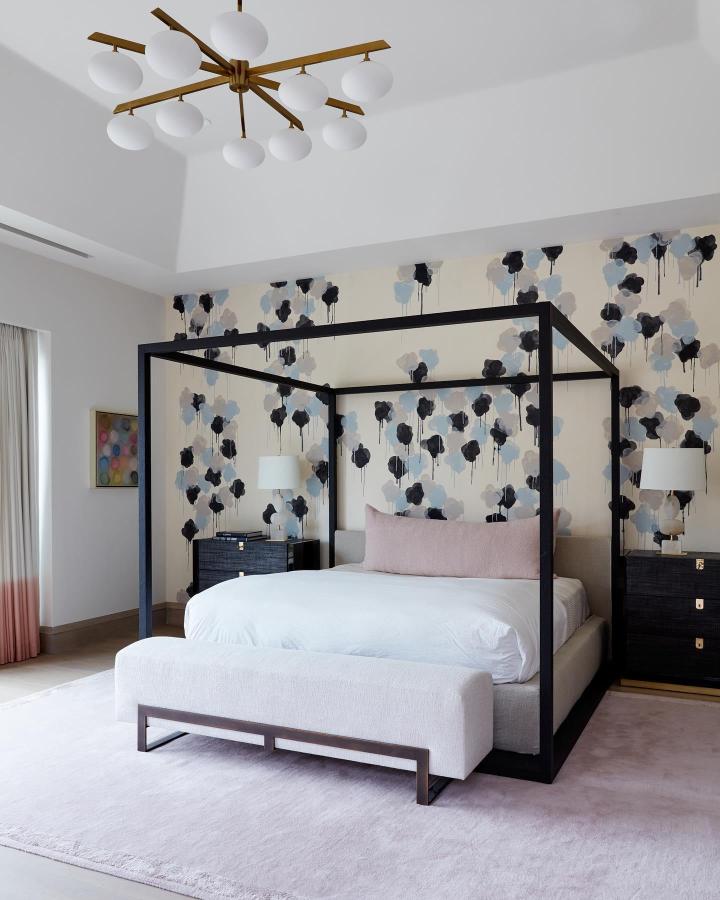Floral wallpaper bedroom from @jenniferwelchdesigns. Black four-poster bed with navy and blush botanical wall design.
