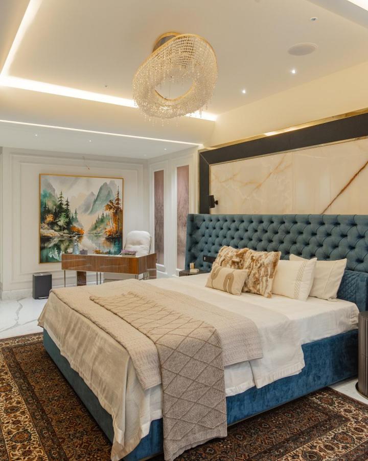 Rich teal velvet tufted headboard from @casa_interno. Diamond-quilted upholstery creates sophisticated hotel-style bedroom focal point.