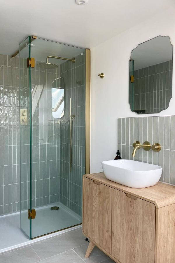 Golden accents elevate minimalist bathroom from @jtp_uk, creating a stylish bathroom with sleek fixtures and modern elegance.